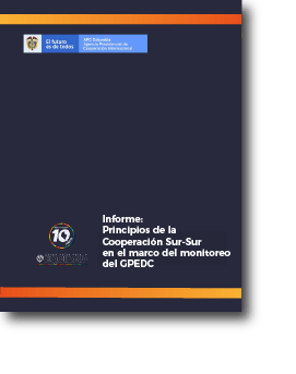 Portada Informe: Principios de la Cooperación Sur-Sur Informe de Gestión de en el marco del monitoreo Colombia en el GPEDC del GPEDC, fondo morado, en la parte de arriba el logo de APC-Colombia en la parte de abajo el logo de los 10 años de APC-Colombia