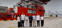 La directora general de APC Colombia, Alexandra Palencia con el embajador de Cuba en Colombia y representantes de los dos pa&iacute;ses al lado del buque que sali&oacute; con la asistencia humanitaria