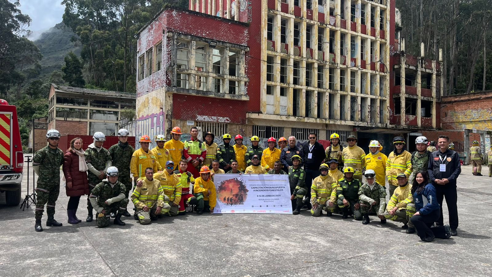 Foto de diferentes cuerpos de atenci&oacute;n a riegos y desastres de Colombia y los bomberos de T&uuml;rkiye