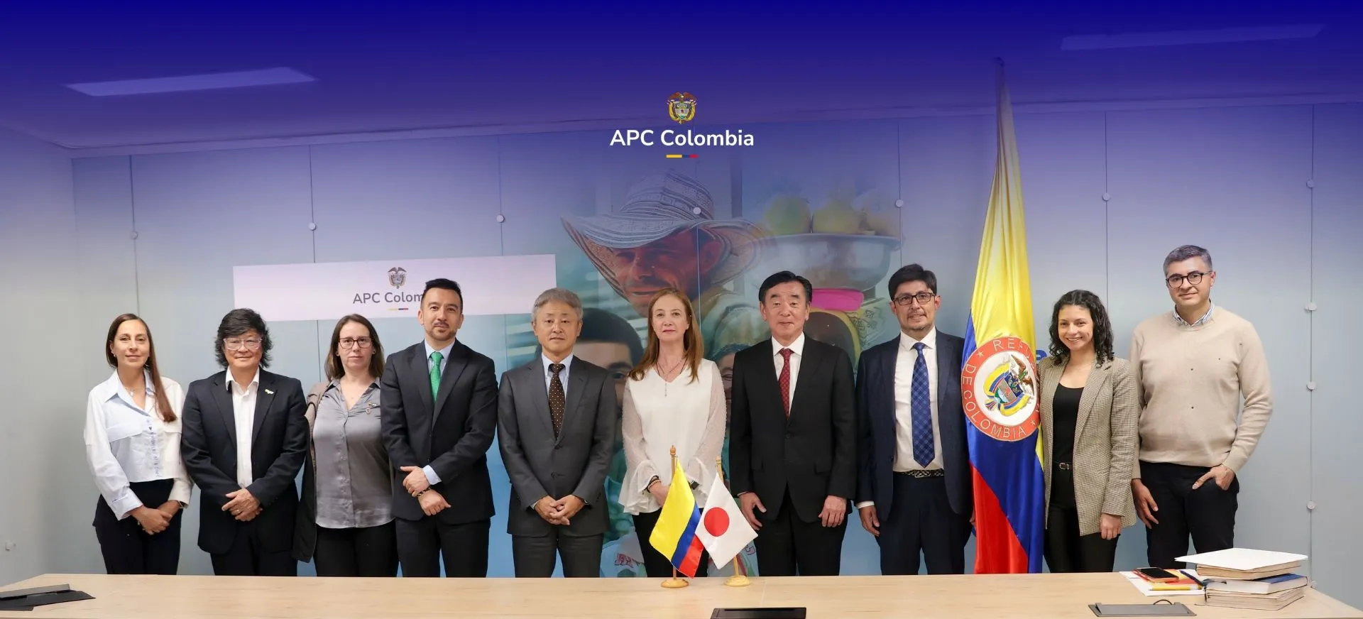 Foto de la directora general de APC Colombia, Adriana Piquero, el director de Demanda de APC Colombia, Santiago Quiñones y el director de Oferta de APC Colombia, Daniel Rodríguez Rubiano con representantes de JICA