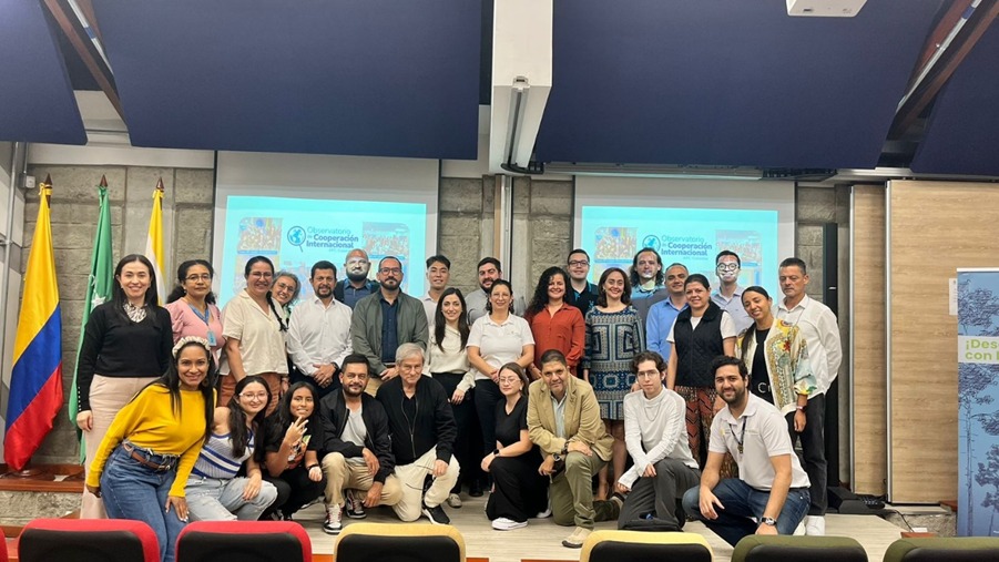 Participantes de los equipos de trabajo posan junto al equipo de APC Colombia al finalizar el Modelo APC Colombia-RUN