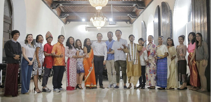 Becarios asiáticos se reunieron con Sergio Londoño Zurek en Cartagena