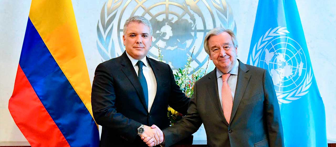 El presidente Ivan Duque saludan de la mano al Antonio Guterrez, Secretario General de Naciones Unidas