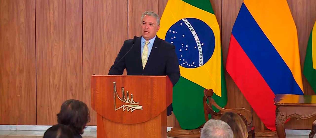Presidente de Colombi Iván Duque, en la parte de atrás las banderas de Colombia y Brasil