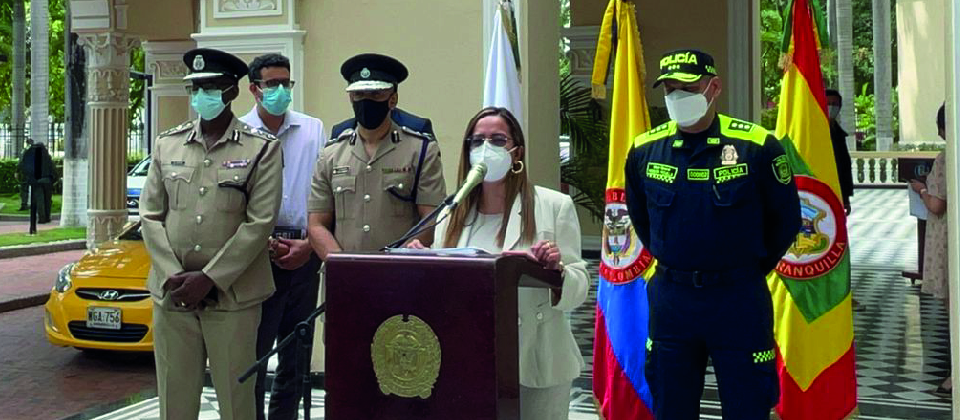En la foto esta la directora general de APC-Colombia, Viviana Manrique y Representantes de las instituciones de Policía del Caribe y Colombia