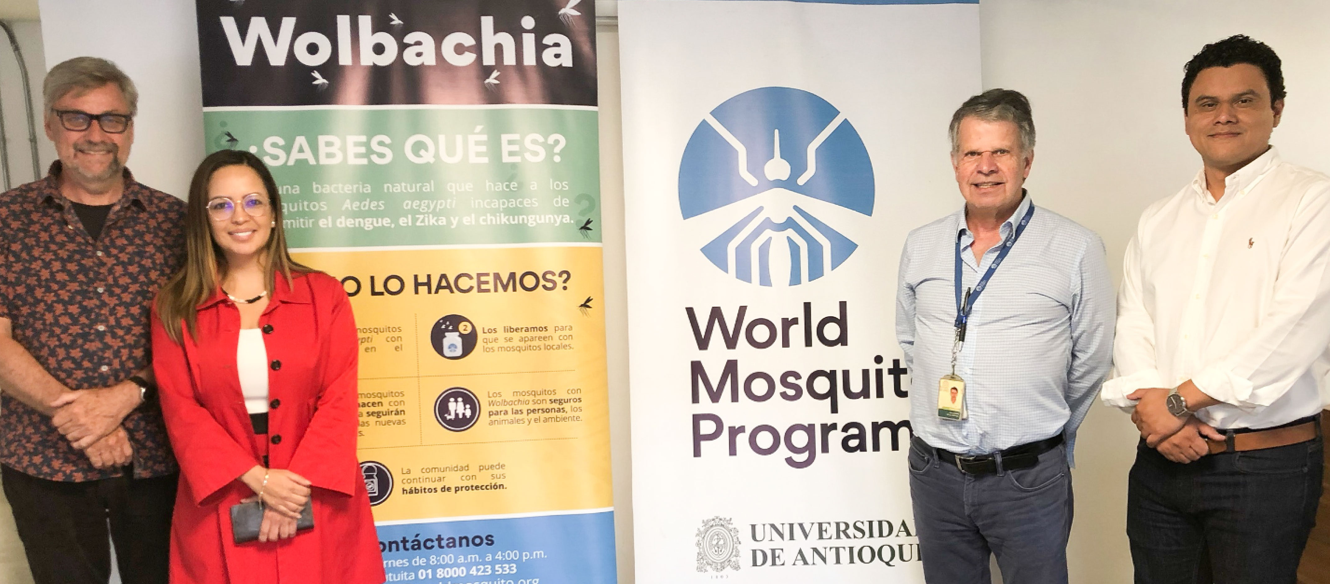 Foto de la directora de APC-Colombia, Viviana Manrique, junto al director y fundador del World Mosquito Program (Global) y su equipo de trabajo.
