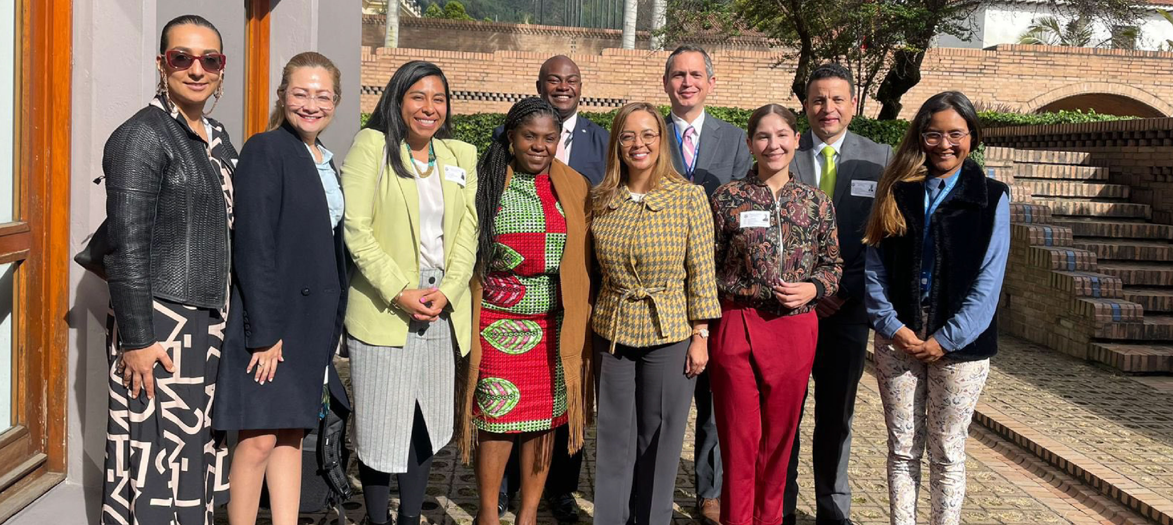 Foto general de directoras de APC-Colombia en compañía de la Vicepresidenta Francia Márquez y su equipo de trabajo.