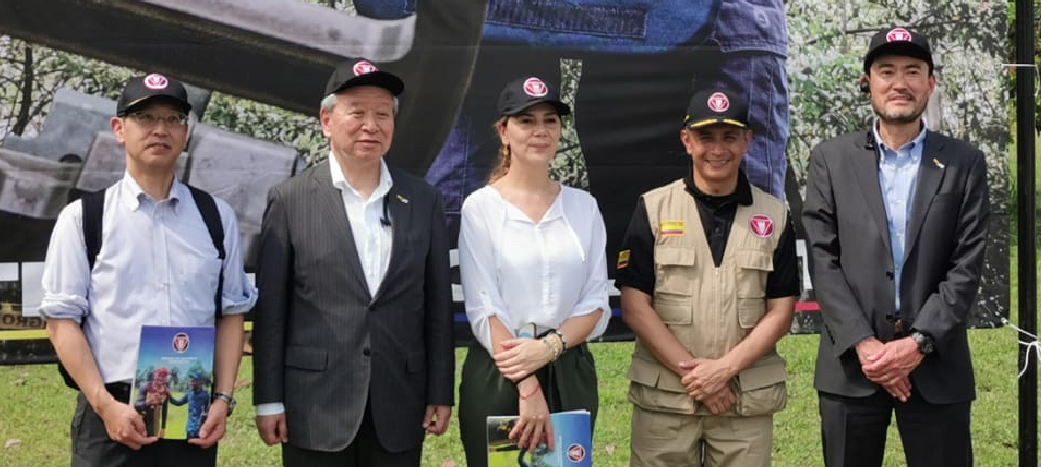 En la foto la directora general de APC-Colombia, Eleonora Betancur González, el presidente de JICA, Akihiko Tanaka,otra persona del equipo de JICA y el equipo de la Oficina del Alto Comisionado para la Paz en el Fuerte Militar de Tolemaida