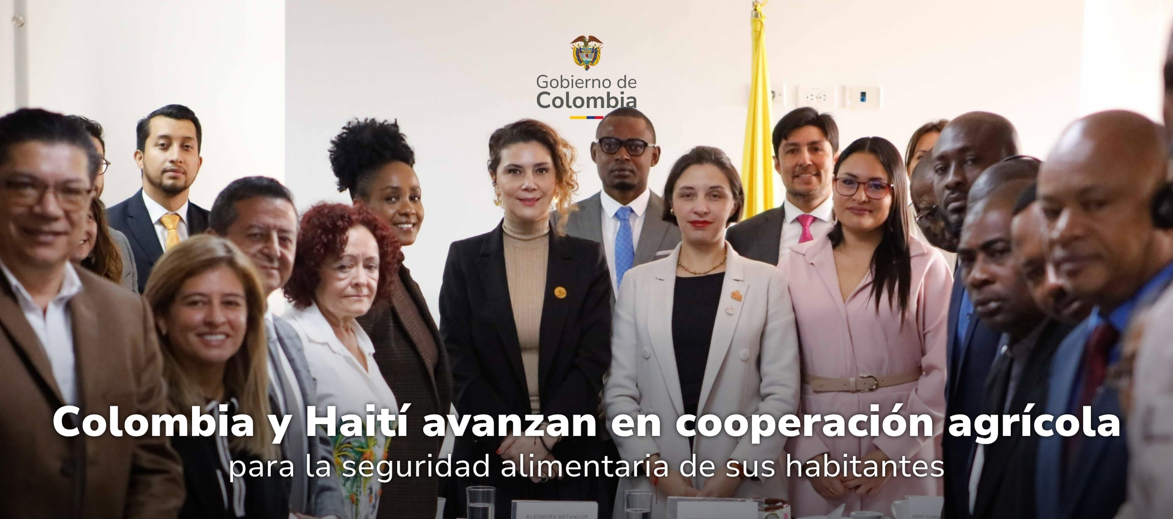 En la foto esta la directora de APC Colombia, Eleonora Betancurt González, la ministra de Agricultura y Desarrollo Rural, Martha Carvajalino, la directora de cooperación internacional de la Cancillería de Colombia, Amelia Prado, y otros funcionarios del Gobierno de Colombia y parte de la 18 delegados de Haití