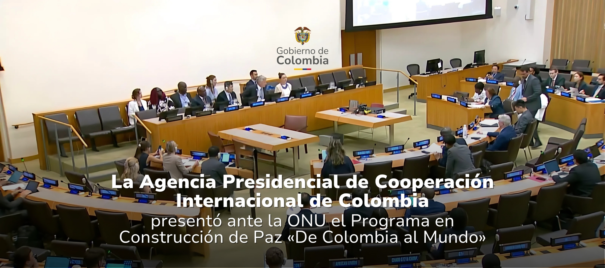 Foto de la Sesión a nivel de Embajadores de la Comisión de Consolidación de Paz de Naciones Unidas en la que se presentó el Programa en Construcción de Paz «De Colombia al Mundo». Arriba en el medio el logo del Gobierno de Colombia, abajo en el medio el titulo de la nota