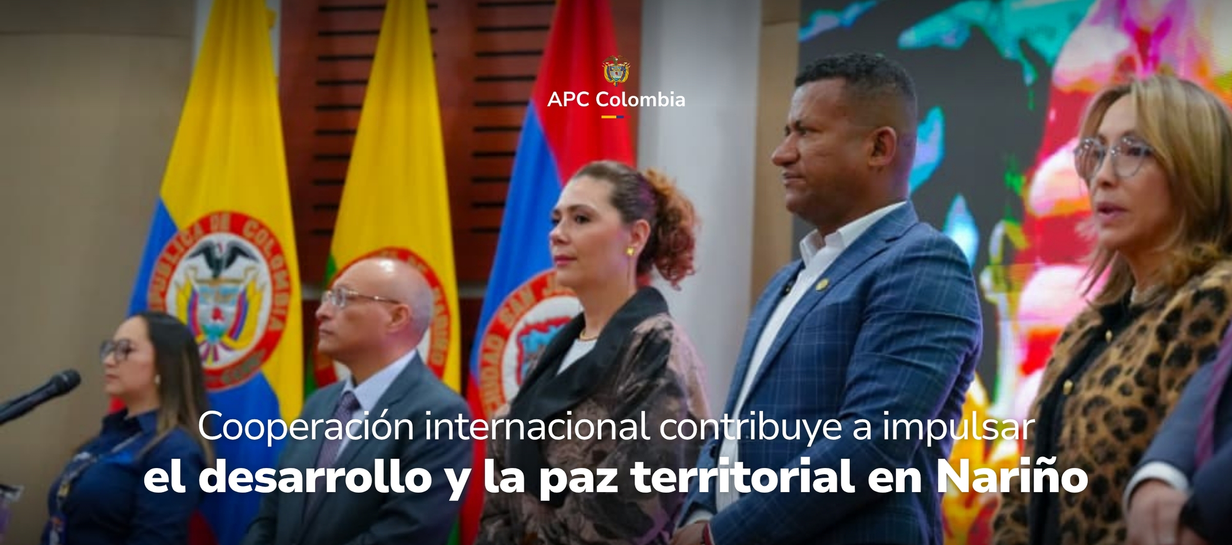 En la foto está Eleonora Betancur González, directora general de APC Colombia, el gobernador de Nariño y cuatro personas más