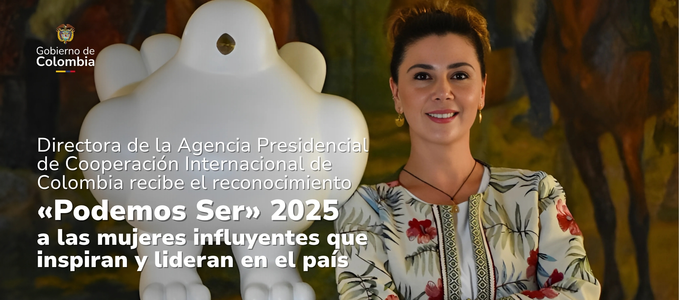 Foto la directora general de APC Colombia, Eleonora Betancur con la escultura de la Paloma de la Paz de Fernando Botero, arriba a la izquierda el logo del Gobierno de Colombia, abajo a la izquierda el titulo de la nota