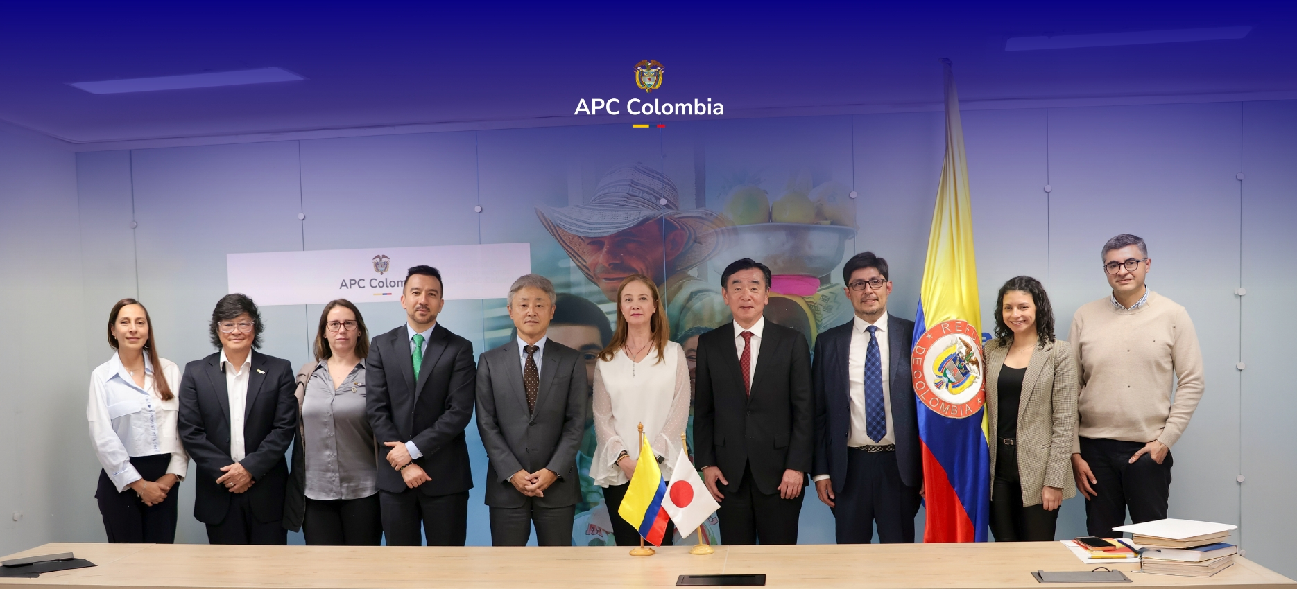 Foto de la directora general de APC Colombia, Adriana Piquero, el director de Demanda de APC Colombia, Santiago Quiñones y el director de Oferta de APC Colombia, Daniel Rodríguez Rubiano con representantes de JICA