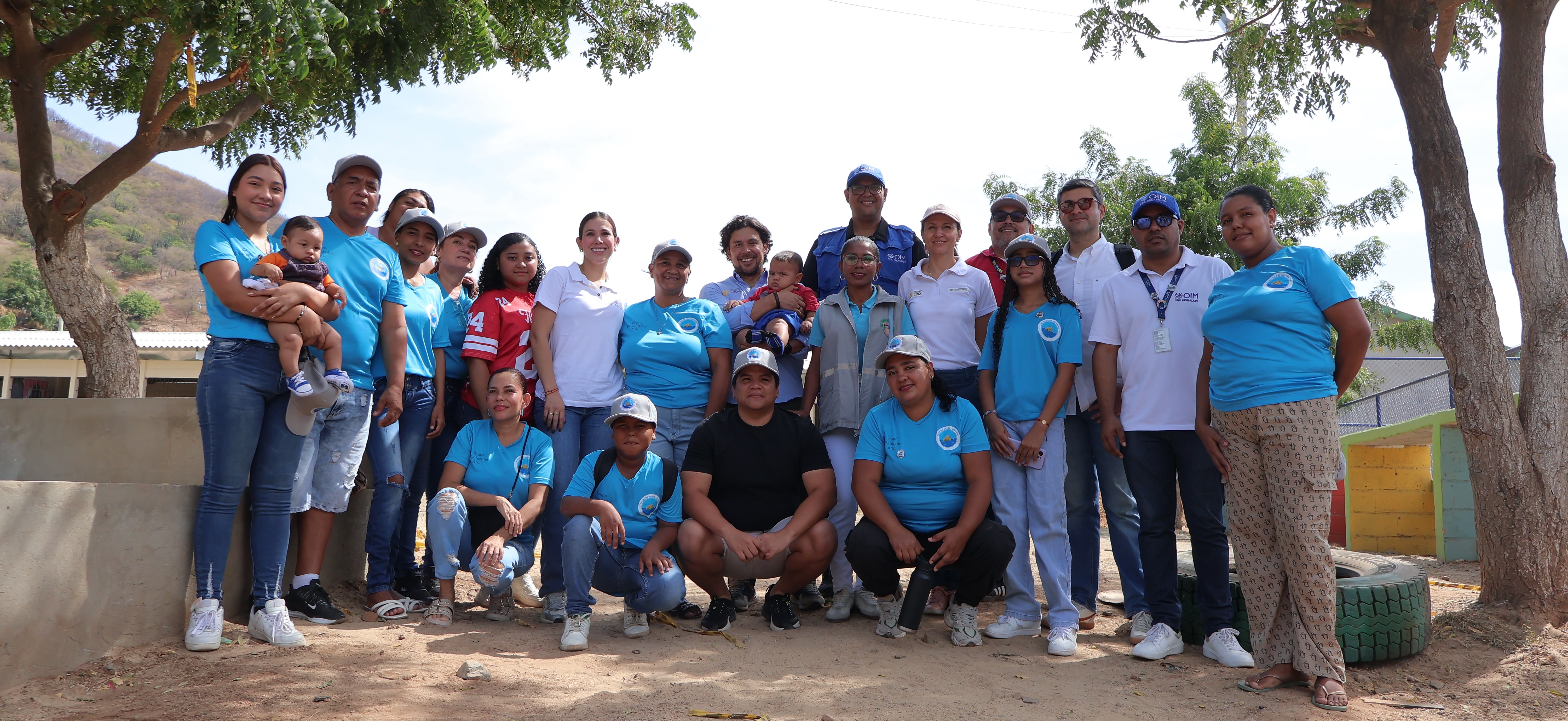 Integrantes de una de las iniciativas de CoNexo con representantes de APC Colombia y OIM.