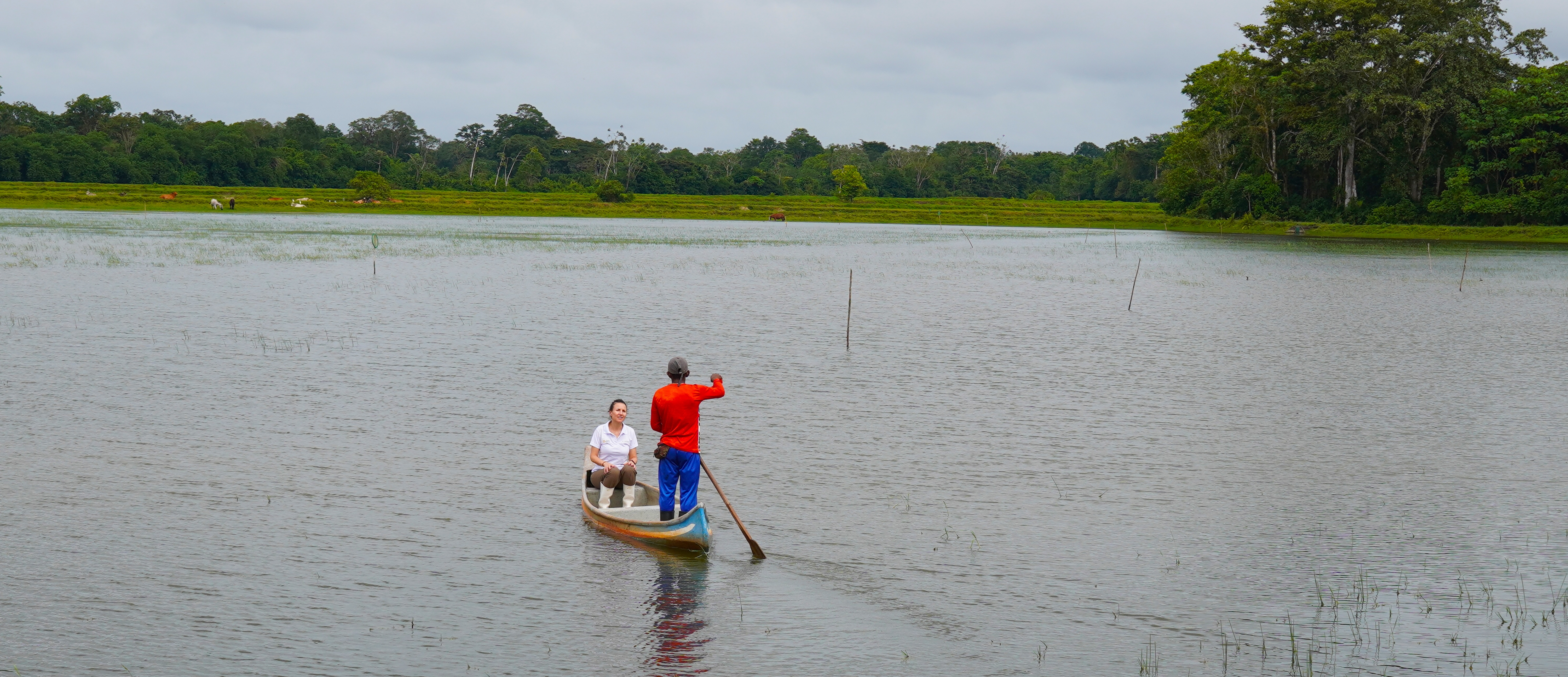 Directora de Coordinación Interinstitucional de APC Colombia en las piscinas camaroneras de San Andrés de Tumaco