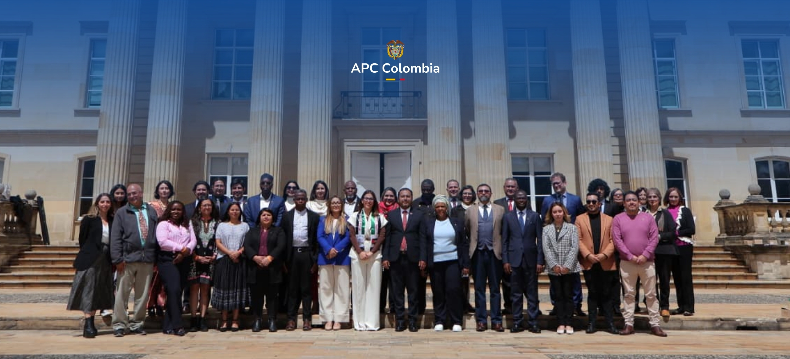 Foto de los participantes de la cuarta ruta del Programa de Paz, de Colombia al Mundo, en la Plaza de Armas del Palacio de 
