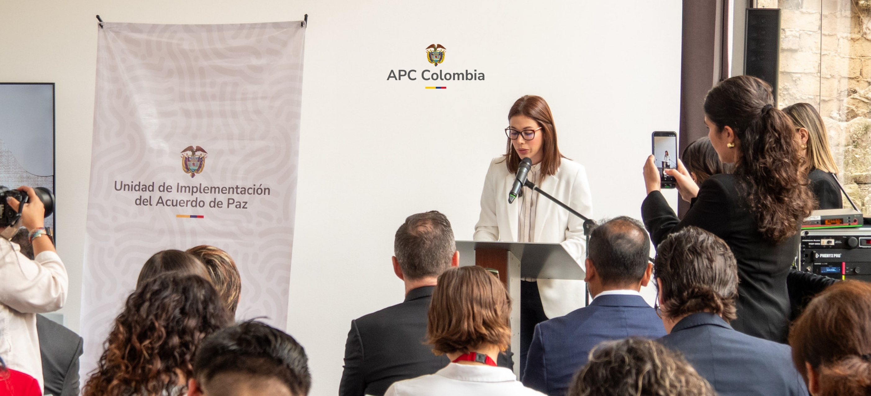 Alexandra Palencia, directora general de APC Colombia dando las palabra de aperturta de la Semana Internacional para la Consolidación de la Paz