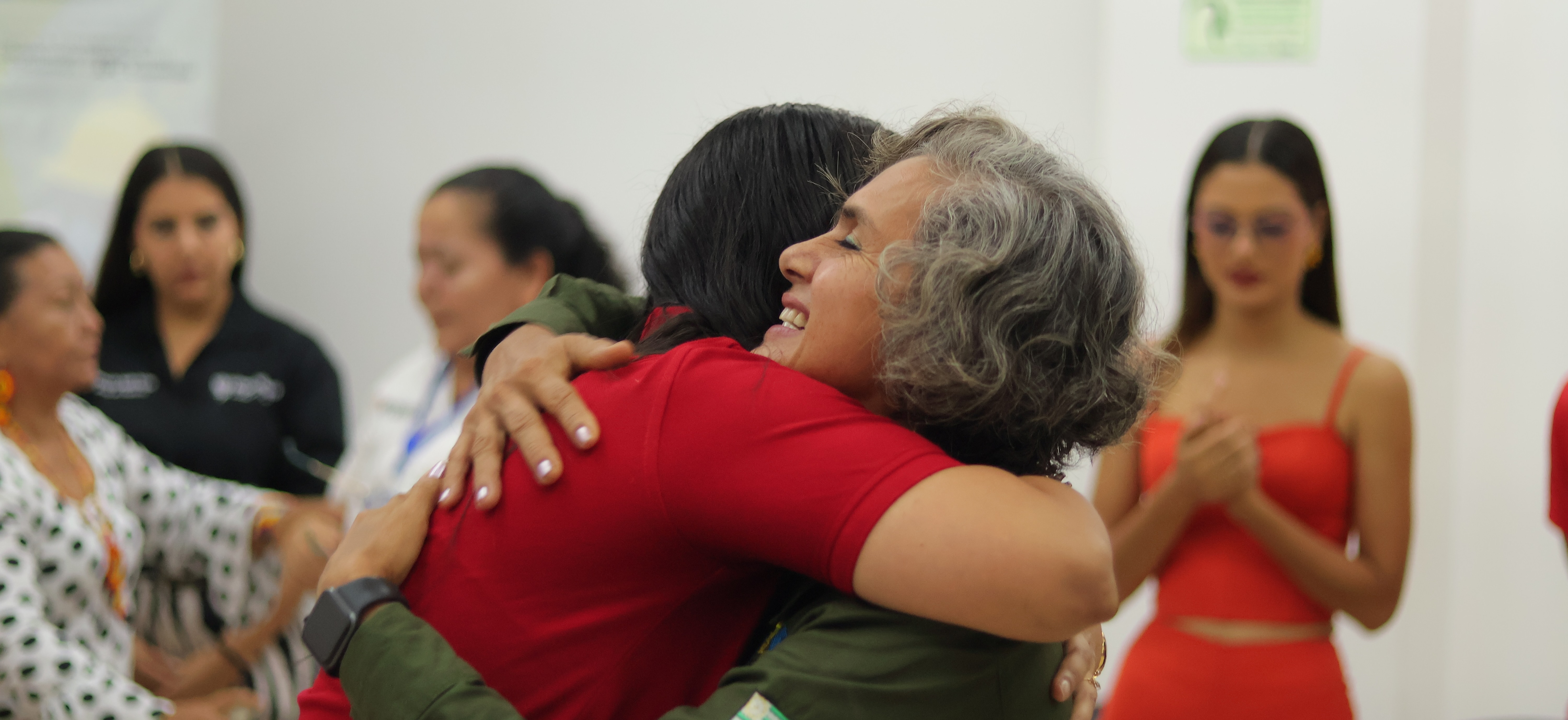 Abrazo de dos participantes del Col-Col sobre rutas de memoria alrededor del turismo comunitario en Caquetá