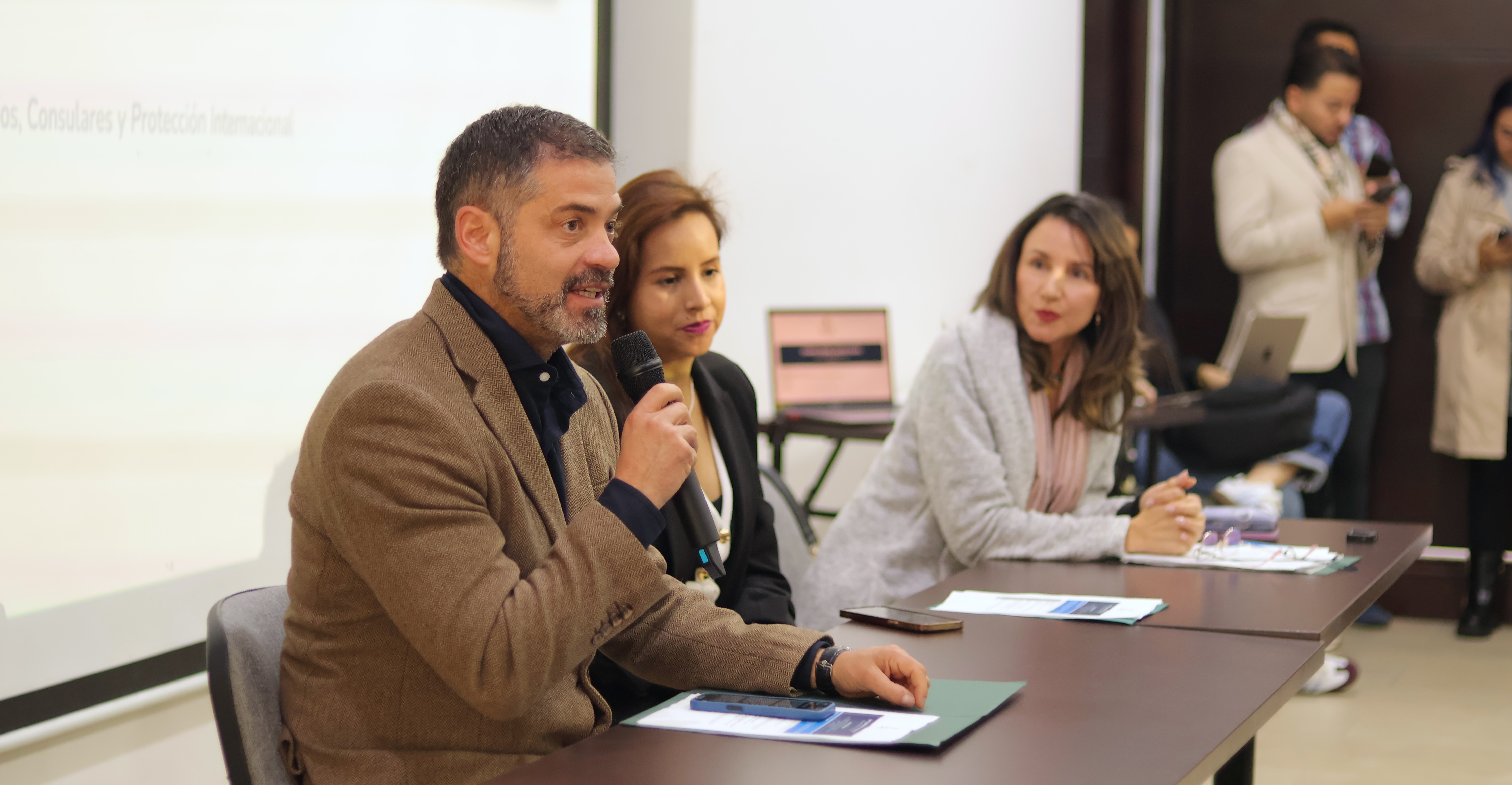 De izquierda a derecha se encuentran en la mesa principal del espacio Francisco Zegarra del BID, Paula Cerón de la Cancillería y Sandra Bermúdez de APC Colombia