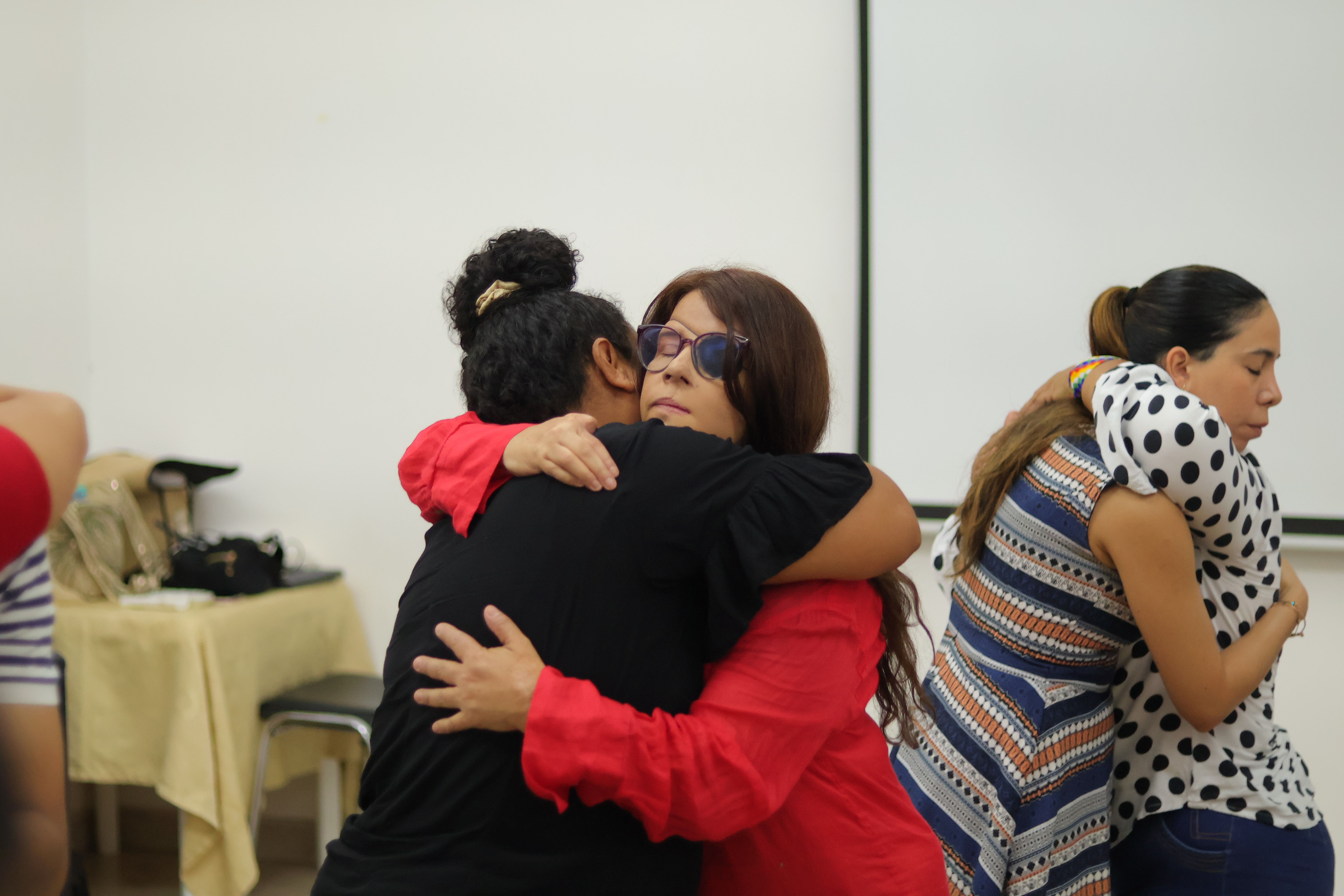 Dos personas participantes del intercambio se dan un abrazo