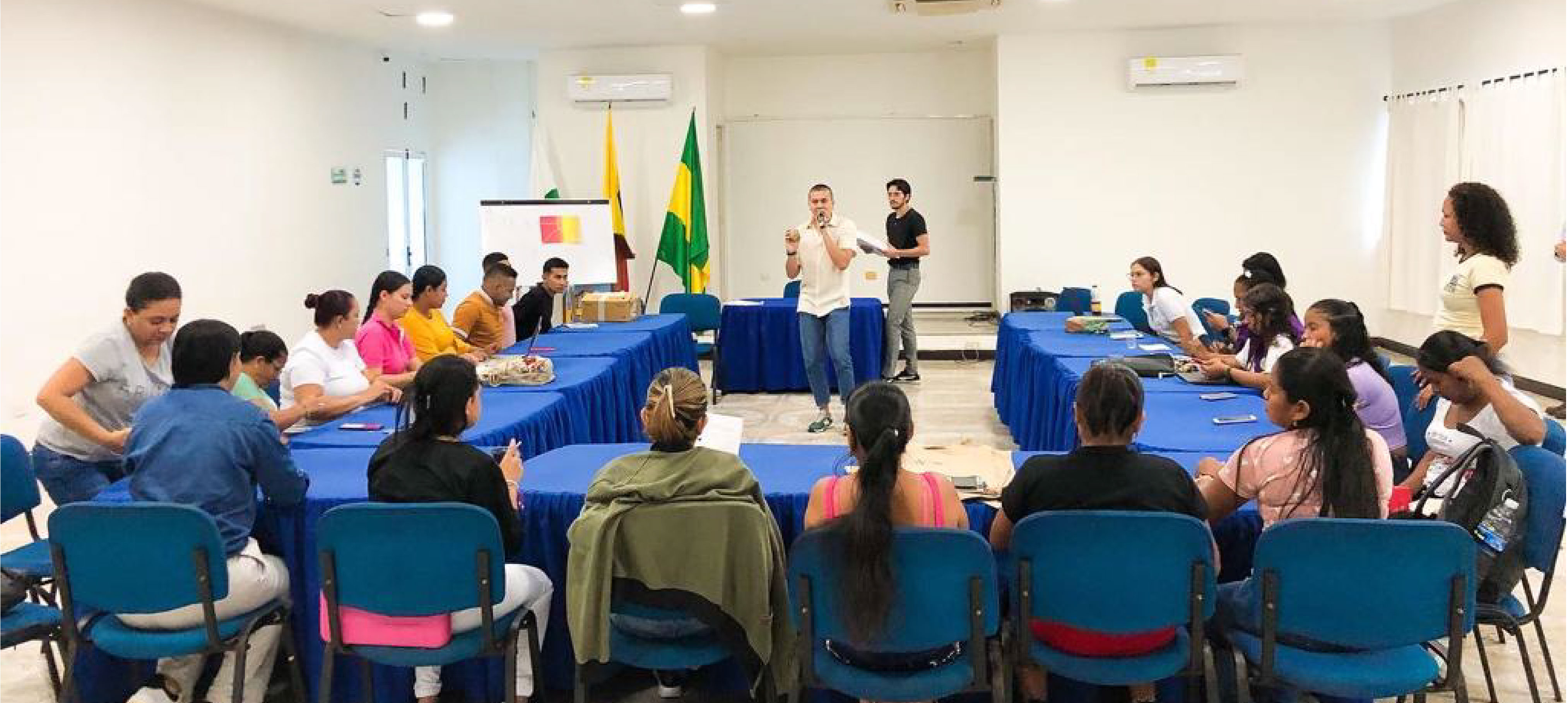 Participantes al espacio del Col-Col, en salón, atendiendo la intervención de APC-Colombia