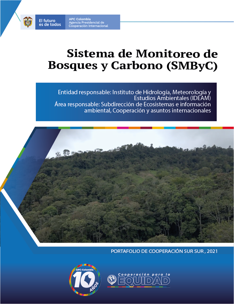 Portada de la cartilla Sistema de Monitoreo de Bosques y Carbono (SMByC), arriba a la izquierda el logo de APC-Colombia, abajo el logo de los diez años de APC-Colombia, en el medio la foto de una montaña con arboles