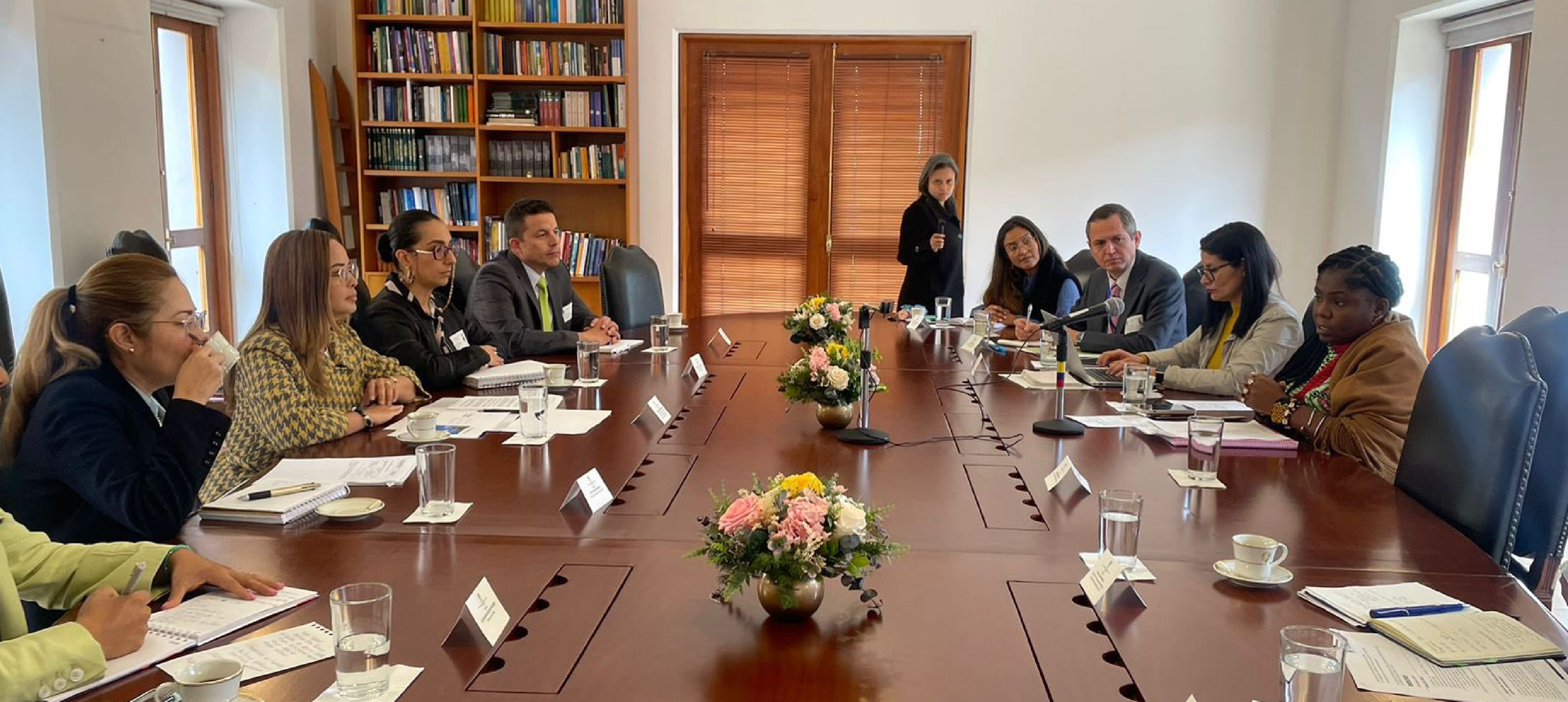 Foto de reunión de alto nivel, de las directoras de APC-Colombia con Vicepresidenta Francia Márquez y su equipo de trabajo.