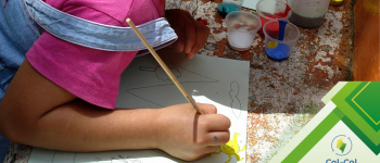 Fotografía de una niña pintando un paisaje acompañada del Logo del programa Col-Col