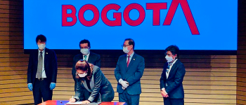 Ángela Ospina de Nicholls, firma Memorando acompañada de la Alcaldesa de Bogotá, El Ministro de Salud y el Embajador de Corea del Sur e Colombia