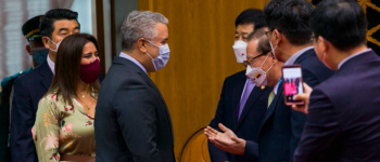 Iván Duque saludando al presidente coreano