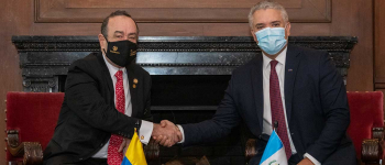 En la foto a la izquierda el presidente de Colombia, Iván Duque. A la izquierda, el presidente de Guatemala, Alejandro Giammattei