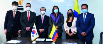 En la foto esta de primero de izquierda el director de Koica en Colombia Hyun Keun KIM, de segundo, el director de Colombia Productiva, Camilo Fernández, de tercero el embajador de Corea del Sur en Colombia, Choo Jong-Youn, luego la directora de APC-Colombia, Viviana Manrique, de último el viceministro de Desarrollo Empresarial, Jorge González