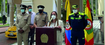 En la foto esta la directora general de APC-Colombia, Viviana Manrique y Representantes de las instituciones de Policía del Caribe y Colombia