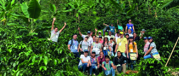 Foto de Colombia le enseña a Colombia, varias personas reunidas en media de vegetación