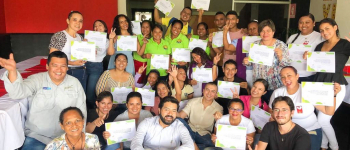 Participantes del Col-Col con sus certificados de asistencia y participación