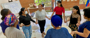 foto colectiva de participantes mujeres tomadas de las manos