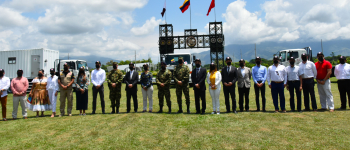 Foto de la Directora Viviana Manrique acompañada de funcionarios de la APC y las Fuerzas Militares