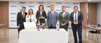 directora de Apc-Colombia en foto oficial de la firma realizada de la resolución entre MinTransporte y la Embajada de Corea en Colombia