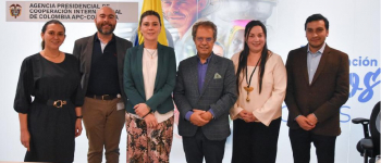 En el medio la directora general de APC-Colombia, Eleonora Betancur González y el director de la ESAP a su lado funcionarios de las dos entidades