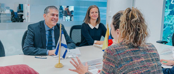 De espalda la directora general de APC-Colombia, Eleonora Betancur González, al frente el Embajador de Israel en nuestro país, Gali Dagan