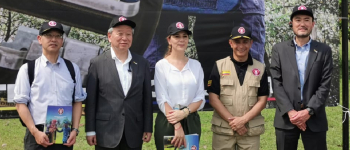 En la foto la directora general de APC-Colombia, Eleonora Betancur González, el presidente de JICA, Akihiko Tanaka,otra persona del equipo de JICA y el equipo de la Oficina del Alto Comisionado para la Paz en el Fuerte Militar de Tolemaida
