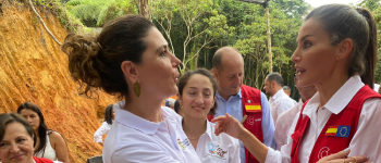 La directora general de APC-Colombia, Eleonora Betancur González con la Reina Letizia de España hablando de los proyectos de cooperación de España en Colombia