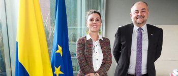 A la izquierda las banderas de Colombia y la Unión Europea a la derecha la directora general de APC-Colombia, Eleonora Betancur González, y el embajador de la Unión Europea en Colombia, Gilles Bertrand