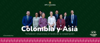 Portada con el texto "Colombia y Asia fortalecen relaciones a través de la cooperación", el fondo es de color verde con rosado, aludiendo a los colores de la Gira a Asia y aparecen delegados Colombianos y del Sudeste Asiatico