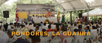 Reunión de lanzamiento Proyecto Energía Verde: Comunidad Energética de Paz Sol de Perijá. En la tarima se encuentran representantes del gobierno nacional, territorial y de la cooperación internacional, abajo se encuentra la comunidad del territorio.