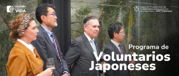 Portada de la noticia con logos institucionales. Se ve de izquierda a derecha a la Directora General de APC Colombia y representantes de JICA participando del programa de Voluntarios Japoneses para la Cooperación con el Extranjero. Texto: Programa de Voluntarios Japoneses