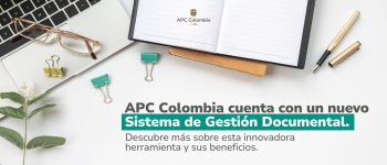 Foto de un escritorio desde una vista vertical donde se muestra la parte inferior de un cuaderno y un computador. En la parte inferior se encuentra el título de la noticia y en la parte superior el logo de APC Colombia