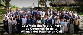 Una foto de los participantes, arriba en el medio el logo de APC Colombia, abajo el titulo de la nota