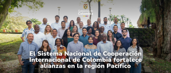 Foto de los participantes del evento, arriba en el medio el logo de APC Colombia, abajo el titulo de la nota.