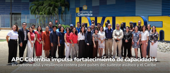 Foto de los participantes del curso de Carbono Azul frente a INVEMAR en Santa Marta, Colombia